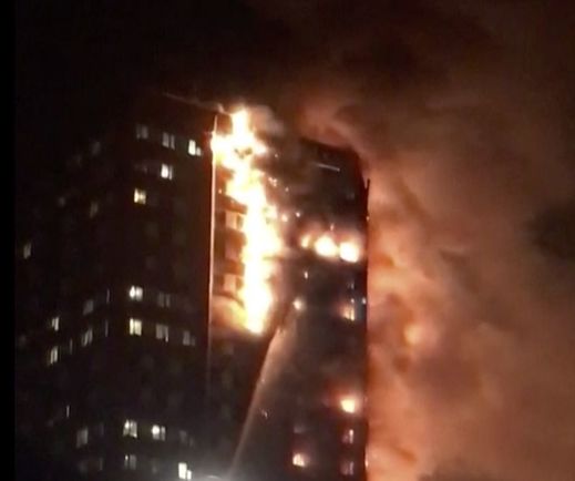 Hořící dům Grenfell Tower. Hořící dům Grenfell Tower.