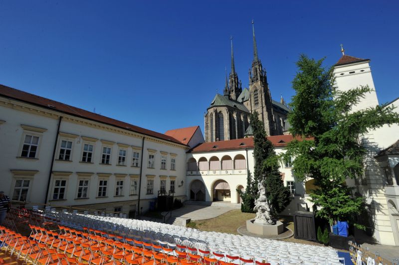 Biskupský dvůr, letní scéna. Biskupský dvůr, letní scéna.
