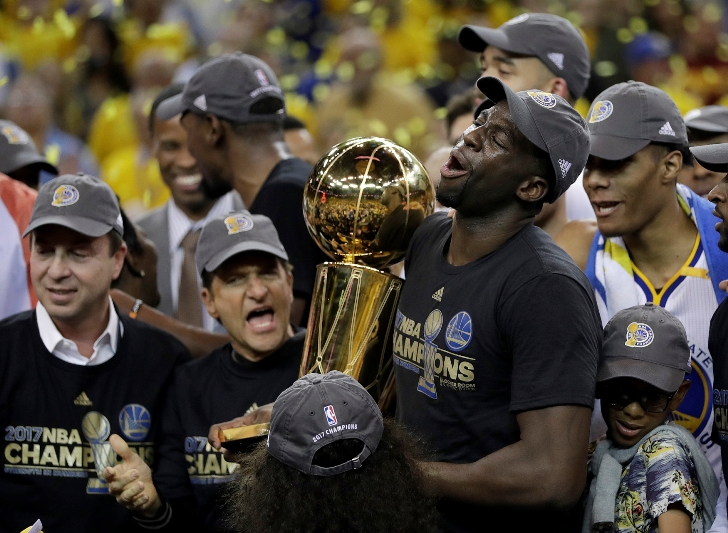 Takhle basketbalisté Golden State slavili titul, o přijetí od Donalda Trumpa ale nestojí. Takhle basketbalisté Golden State slavili titul, o přijetí od Donalda Trumpa ale nestojí.