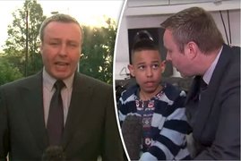 Reportér televize Sky News Mark White při rozhovoru se zachráněným chlapcem.