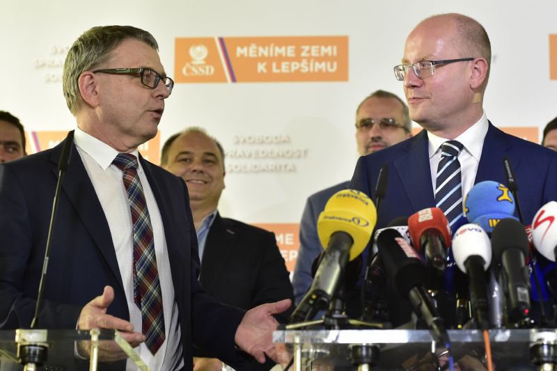 Bohuslav Sobotka a Lubomír Zaorálek (vlevo). Bohuslav Sobotka a Lubomír Zaorálek (vlevo).