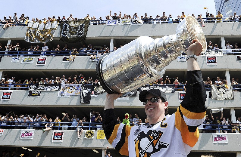 Sidney Crosby se ziskem dalšího Stanley Cupu zařadil po bok Maria Lemieuxe. Sidney Crosby se ziskem dalšího Stanley Cupu zařadil po bok Maria Lemieuxe.