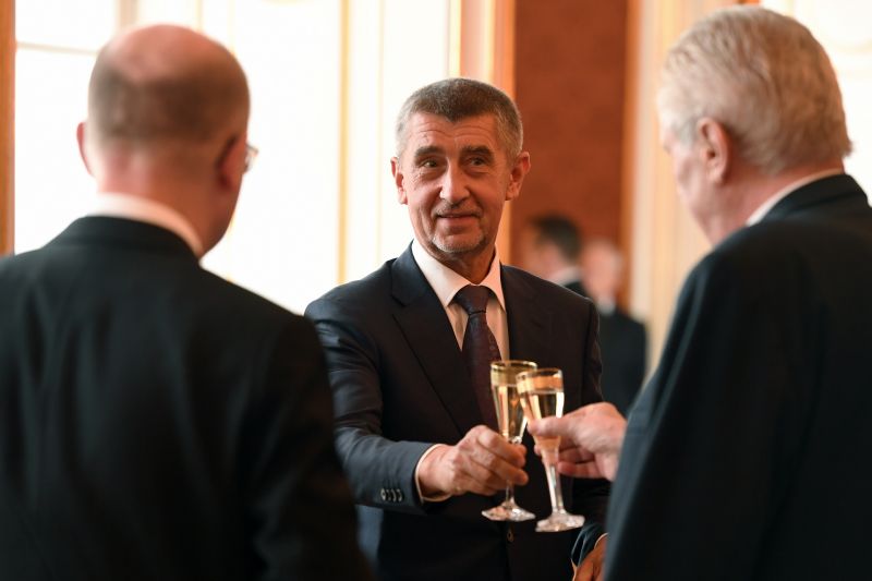 Andrej Babiš (uprostřed), Bohuslav Sobotka (vlevo) a Miloš Zeman. Andrej Babiš (uprostřed), Bohuslav Sobotka (vlevo) a Miloš Zeman.