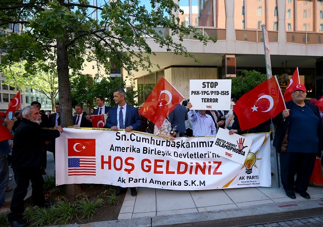 Erdogana při návštěvě USA vítali stoupenci i odpůrci.