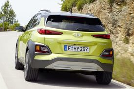 Zadní partie SUV příliš nápadité nebývají, modelu Kona se to však netýká.