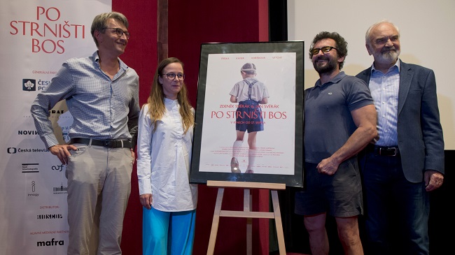 Zleva režisér Jan Svěrák, herci Petra Špalková a Ondřej Vetchý a scenárista Zdeněk Svěrák ukazují plakát k novému filmu.