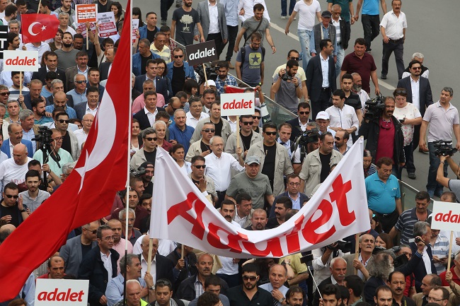 Tisíce lidí protestovaly v Ankaře a Istanbulu.