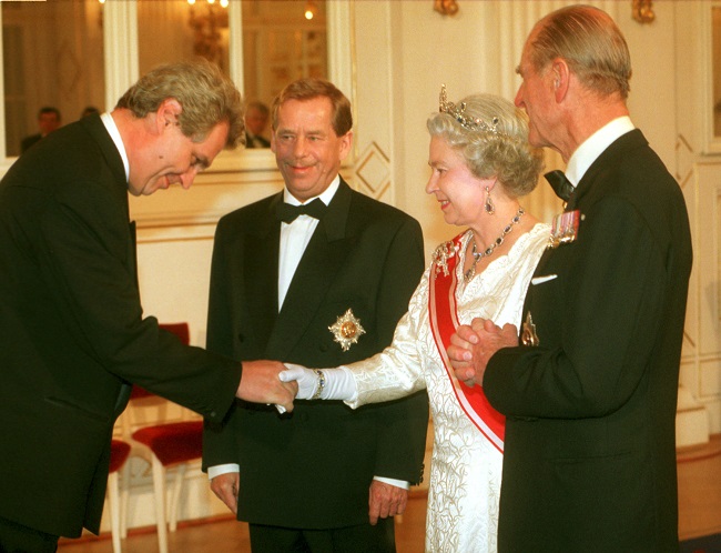Prezident Miloš Zeman s královnou Alžbětou II. Foto z roku 1996. Prezident Miloš Zeman s královnou Alžbětou II. Foto z roku 1996.