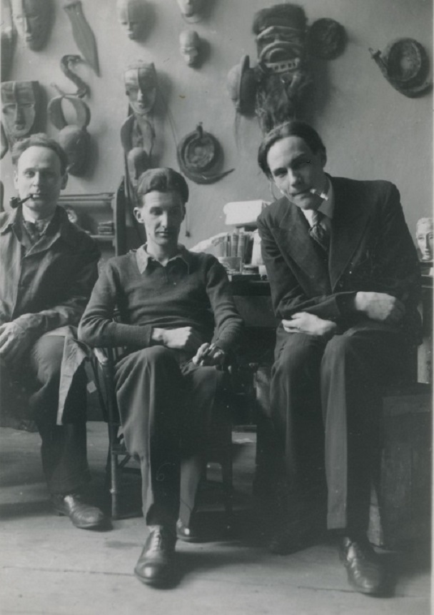Sochař Alexandr Golovin a básníci Anatolij Steiger a Vladimir Mansvětov na archivním snímku z roku 1935.