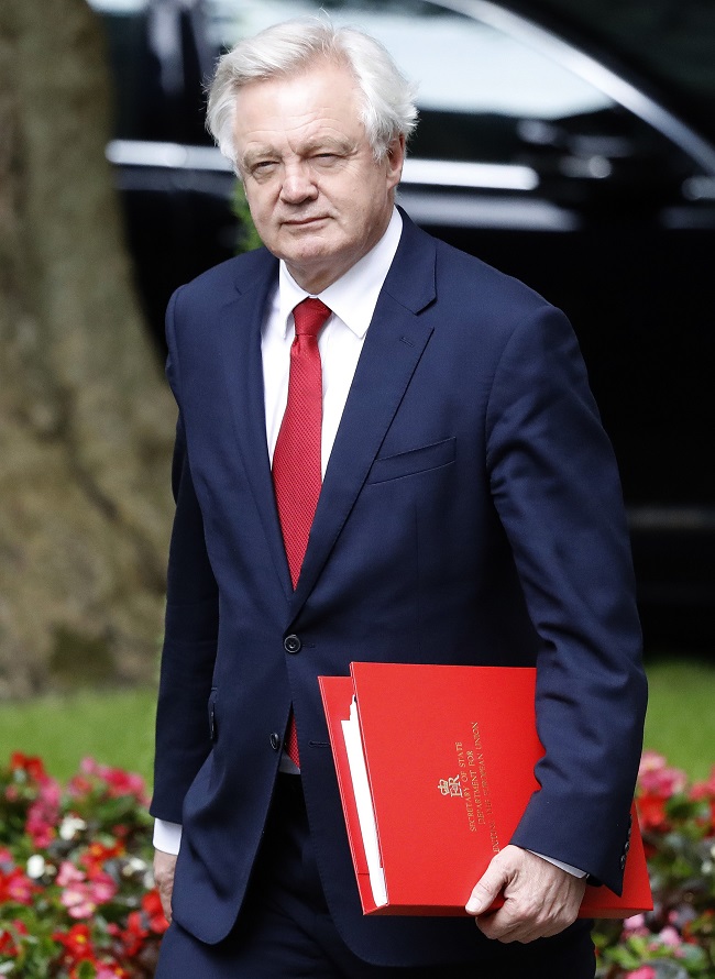 Ministr pro odchod Británie z EU David Davis. Ministr pro odchod Británie z EU David Davis.