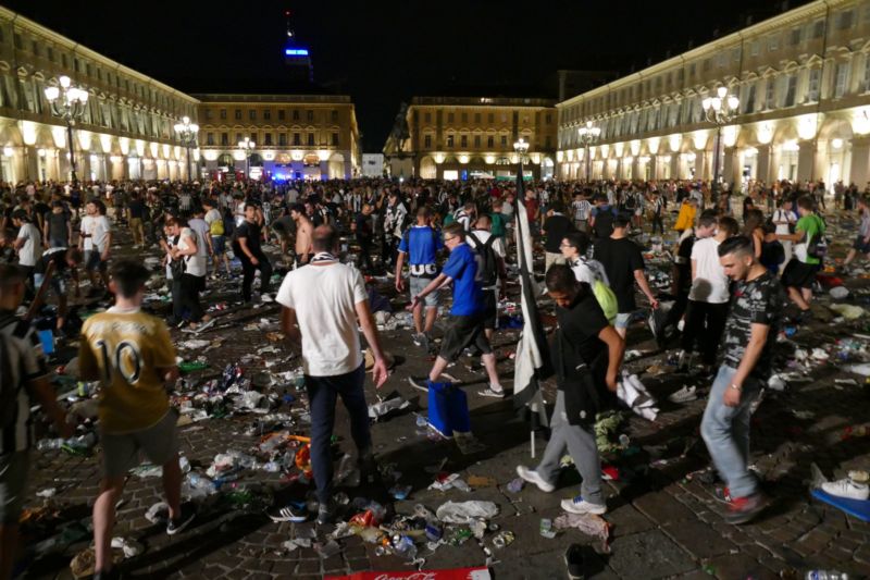 Náměstí Piazza San Carlo po panice z bombového útoku. Náměstí Piazza San Carlo po panice z bombového útoku.