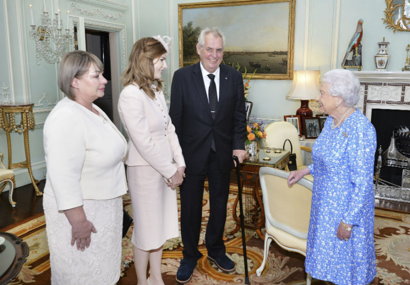 Britská královna Alžběta II. přijala českého prezidenta Miloše Zemana. Britská královna Alžběta II. přijala českého prezidenta Miloše Zemana.