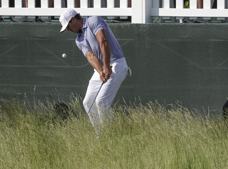 Brooks Opeka v průběhu druhého kola golfového US Open. Brooks Opeka v průběhu druhého kola golfového US Open.