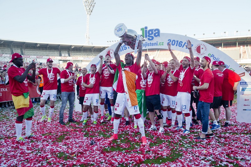 Slavia slavila titul na Strahově, tím porušila řád soutěže. Slavia slavila titul na Strahově, tím porušila řád soutěže.