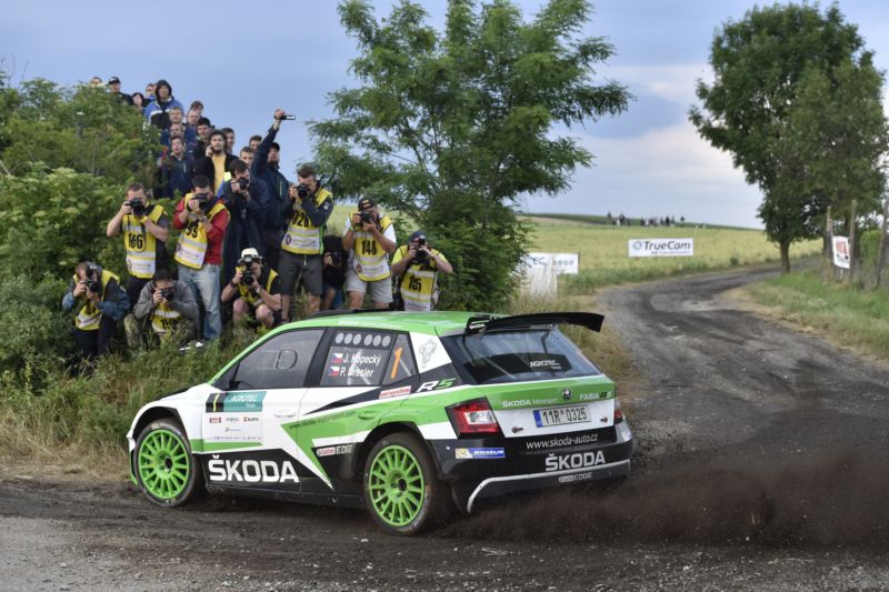 Tovární jezdec Škody Jan Kopecký v průběhu závodu v Hustopečích