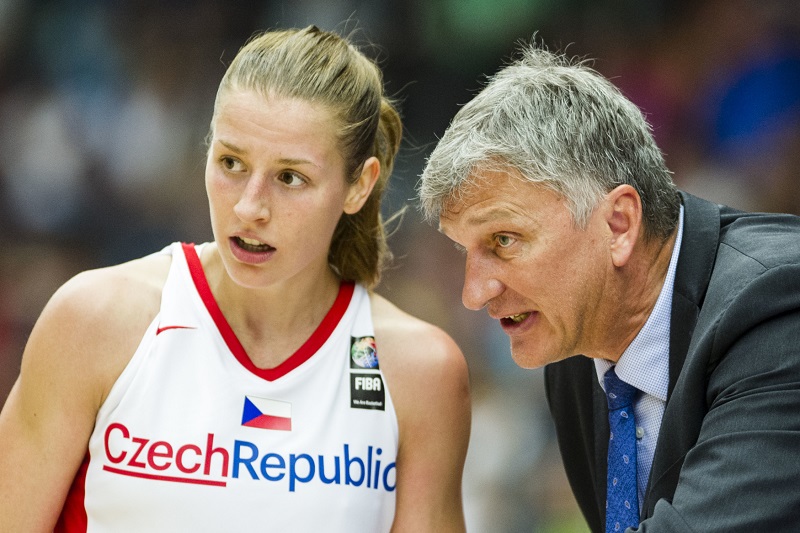 Kateřina Elhotová se radí s trenérem v zápase proti Maďarsku Kateřina Elhotová se radí s trenérem v zápase proti Maďarsku