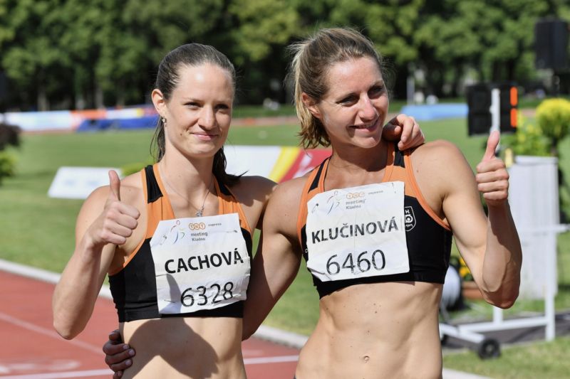 Sedmibojařky Kateřina Cachová a Eliška Klučinová na mítinku na Kladně.