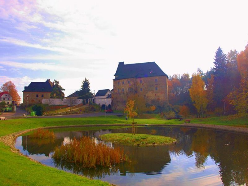 Dominantou Skalné je zachovalý vodní hrad. Dominantou Skalné je zachovalý vodní hrad.