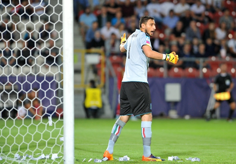 Gianluigi Donnarumma se v prvním zápase ME jednadvacítek musel vyrovnat s projevy nevole vlastních fanoušků.