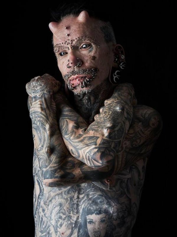 Osmapadesátiletý Němec má na svém těle 453 piercingů. Osmapadesátiletý Němec má na svém těle 453 piercingů.
