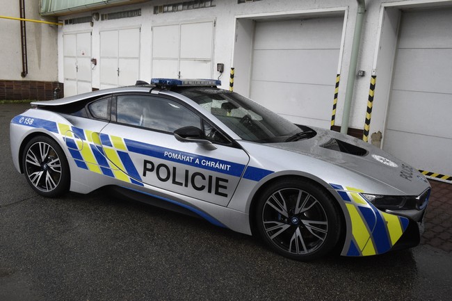 Kruliš se již zotavil z nehody, kdy boural v hybridním policejním voze. Kruliš se již zotavil z nehody, kdy boural v hybridním policejním voze.
