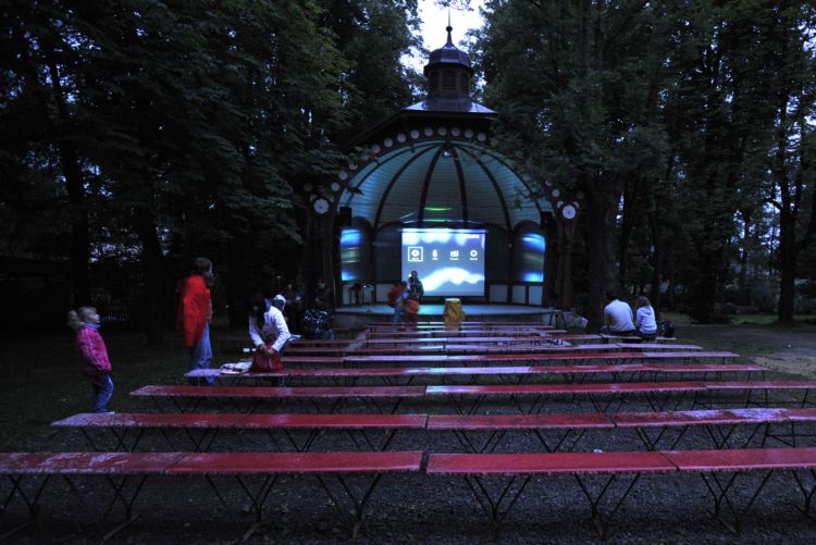 Tradičně se v létě promítá také v zahradě Lidových sadů u liberecké zoologické zahrady.