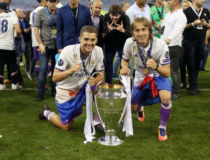 Chorvatský fotbalista Luka Modrič (vpravo).