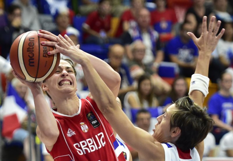 Srbská hráčka Tamara Radočajová (vlevo) v utkání proti Francii. Srbská hráčka Tamara Radočajová (vlevo) v utkání proti Francii.