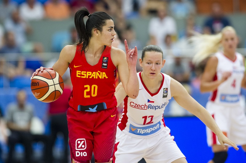 Utkání skupiny A mistrovství Evropy basketbalistek ČR - Španělsko, 19. června v Hradci Králové. Zleva Leticia Romerová ze Španělska a Petra Kulichová z ČR.