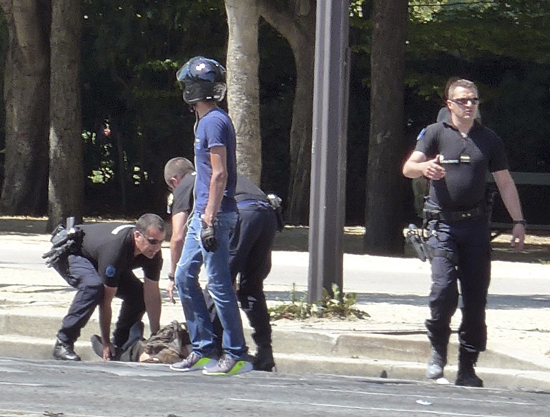 Policisté zasahují na místě útoku na pařížské třídě Champs-Élysées.