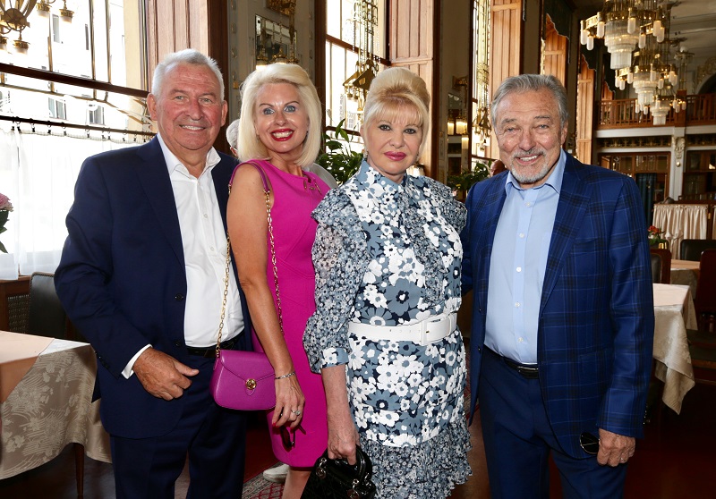 Předseda CZECH TOP 100 Jan Struž, Ivana Kaucká, Ivana Trump a Karel Gott.