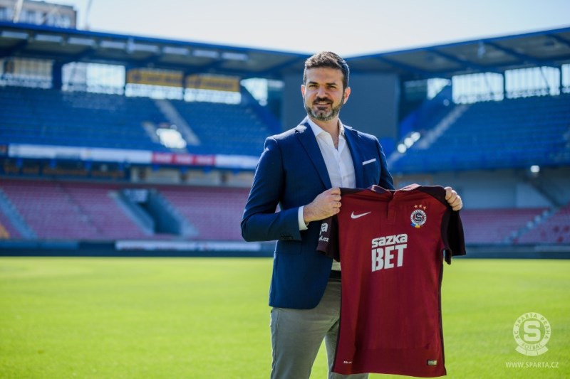 Andrea Stramaccioni pózuje se sparťanským dresem.