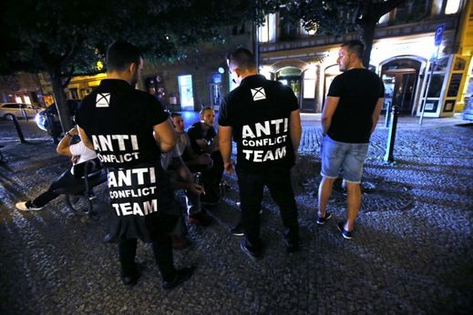Úderka v bundách s nápisem: ANTI CONFLICT TEAM.