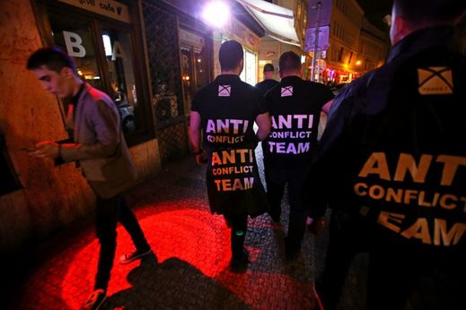 Člen antikonfliktního týmu za den vydělá tisíc korun.