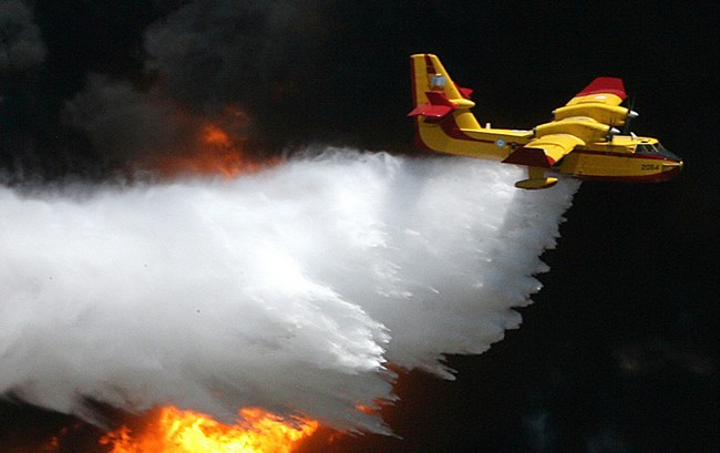 Havarovalo letadlo CANADAIR, hasiči požár ještě nezlikvidovali.