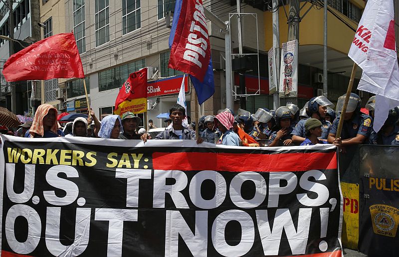 Protest proti přítomnosti amerických vojáků na Filipínách. Protest proti přítomnosti amerických vojáků na Filipínách.