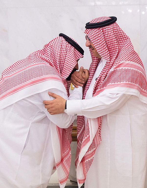 Král Saúdské Arábie Salmán (vpravo) jmenoval svého syna Muhammada novým korunním princem. Král Saúdské Arábie Salmán (vpravo) jmenoval svého syna Muhammada novým korunním princem.