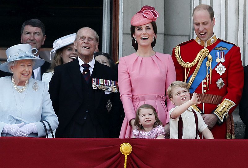 Britská královská rodina. Zleva královna Alžběta II., princ Philip, vévodkyně Kate a princ William.