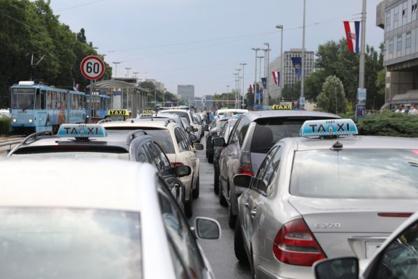 Taxikáři protestují proti Uber