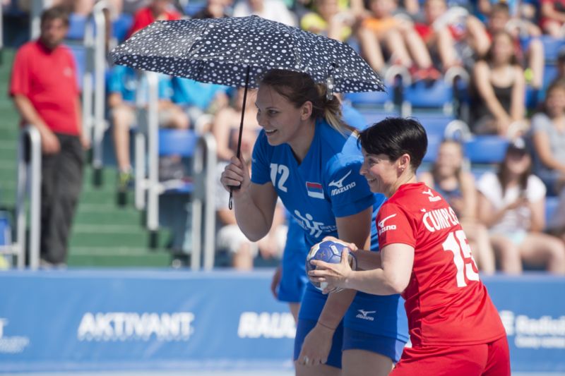 Pohled na hráčky v házenkářské exhibici Hvězdy pro legendy. Pohled na hráčky v házenkářské exhibici Hvězdy pro legendy.