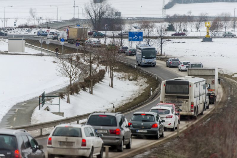Dopravní zácpa při střídání směn v závodě Škoda Auto Kvasiny.