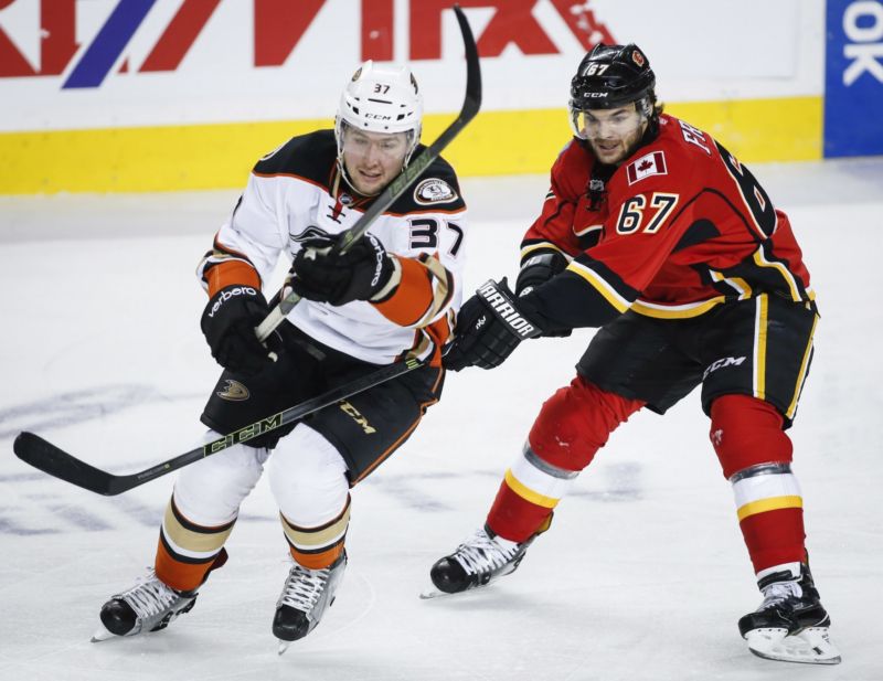 Hokejista Michael Frolík v dresu Calgary. 
