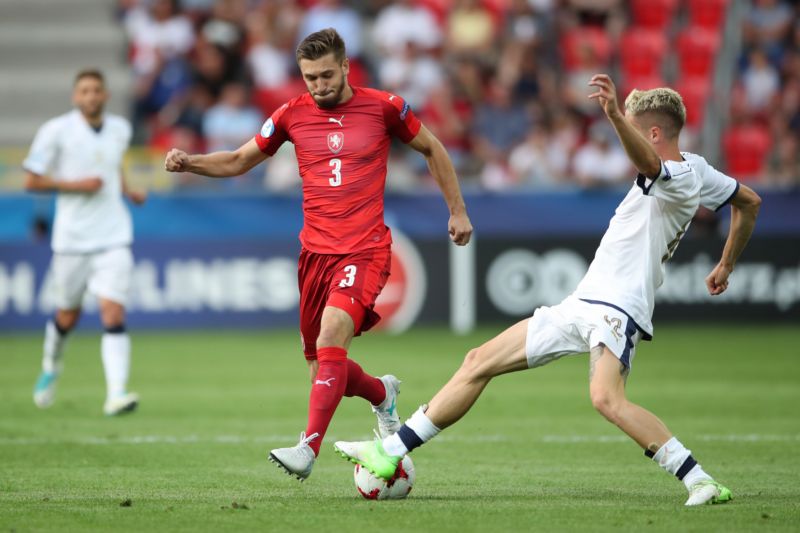 Fotbalový reprezentant Havlík v souboji s jedním z Italů. Fotbalový reprezentant Havlík v souboji s jedním z Italů.