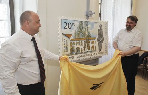 Námětem známky je část Biskupského dvora, budovy Moravského zemského muzea s katedrálou sv. Petra a Pavla v pozadí.