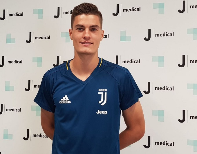 Patrik Schick v Turíně podstupuje lékařskou prohlídku.