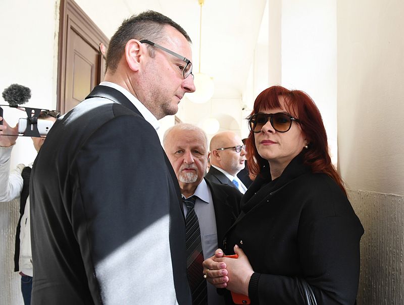 Jana Nečasová (dříve Nagyová) se svým manželem a bývalým premiérem Petrem Nečasem u soudu. Uprostřed je advokát Nečasové Eduard Bruna.