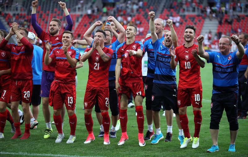 Takhle čeští fotbalisté do jednadvaceti let slavili výhru nad Itálií.