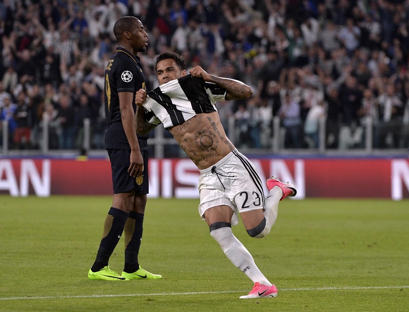 Brazilský fotbalista Dani Alves.
