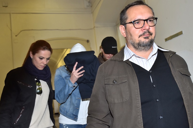 Odvolaná náměstkyně ministerstva školství Simona Kratochvílová (uprostřed.