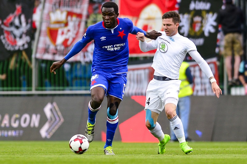 Kamerunský Slavie fotbalista Michael Ngadeu.